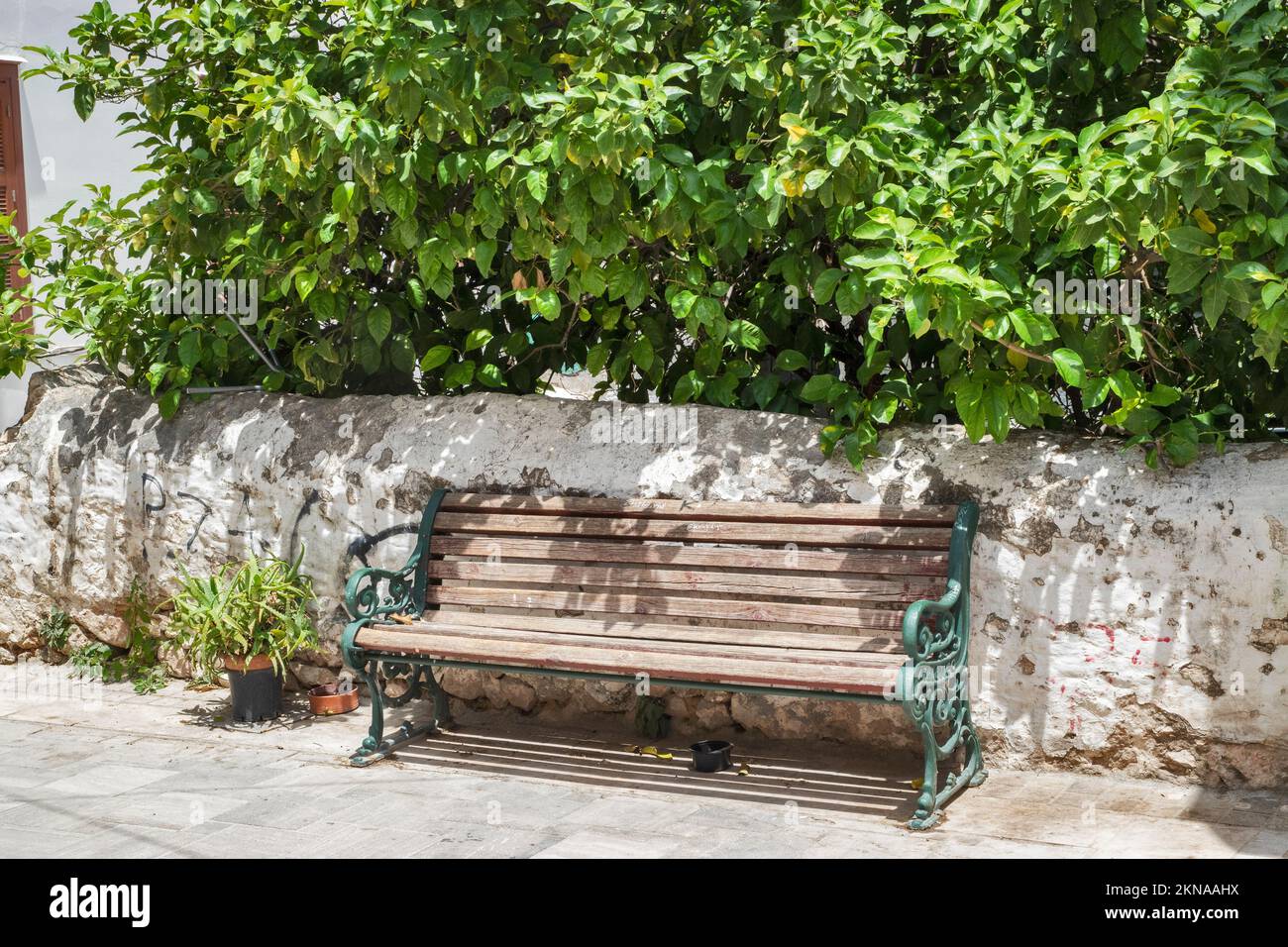 Chiudiosu panchina vintage sulla piccola strada cittadina mediterranea Foto Stock
