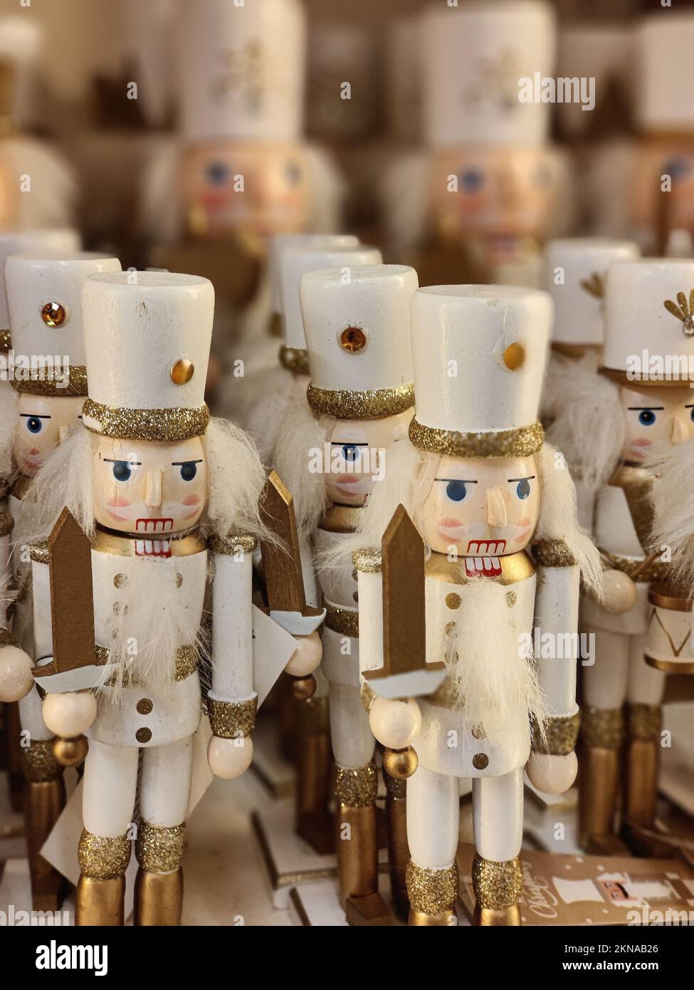 Un bel primo piano di un bianco Nutcracker giocattoli fiancheggiati su uno scaffale Foto Stock