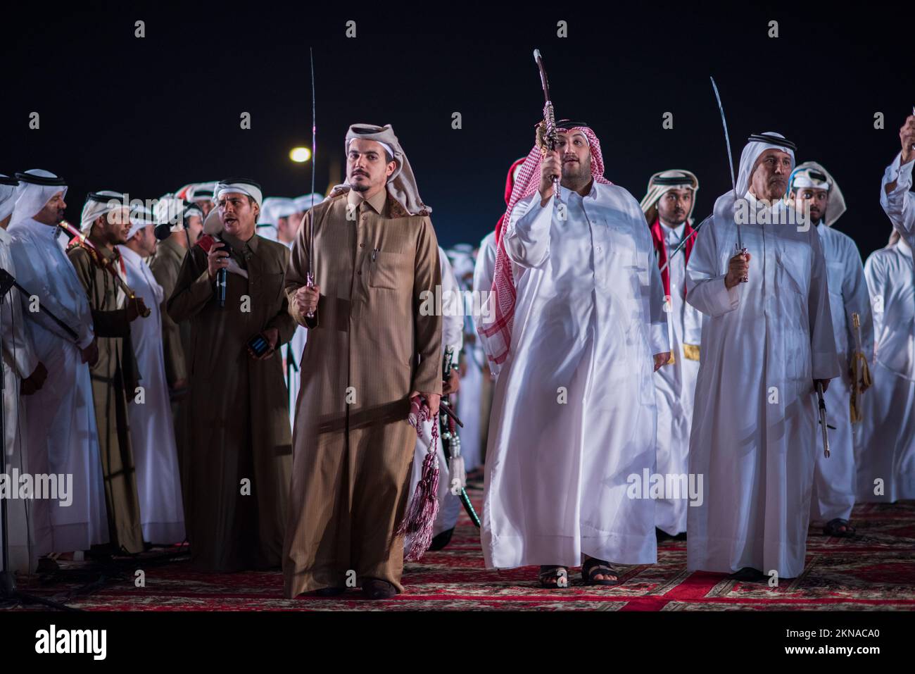 Doha, Qatar, dicembre 18,2017: La danza della spada chiamata "ardha" al DARB al Saai Grounds, organizzata per celebrare la giornata nazionale del Qatar . Foto Stock