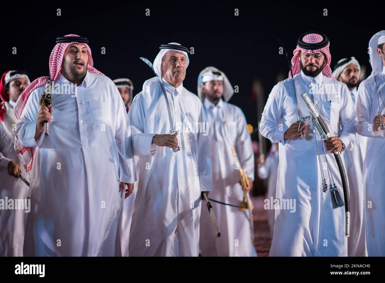 Doha, Qatar, dicembre 18,2017: La danza della spada chiamata "ardha" al DARB al Saai Grounds, organizzata per celebrare la giornata nazionale del Qatar . Foto Stock