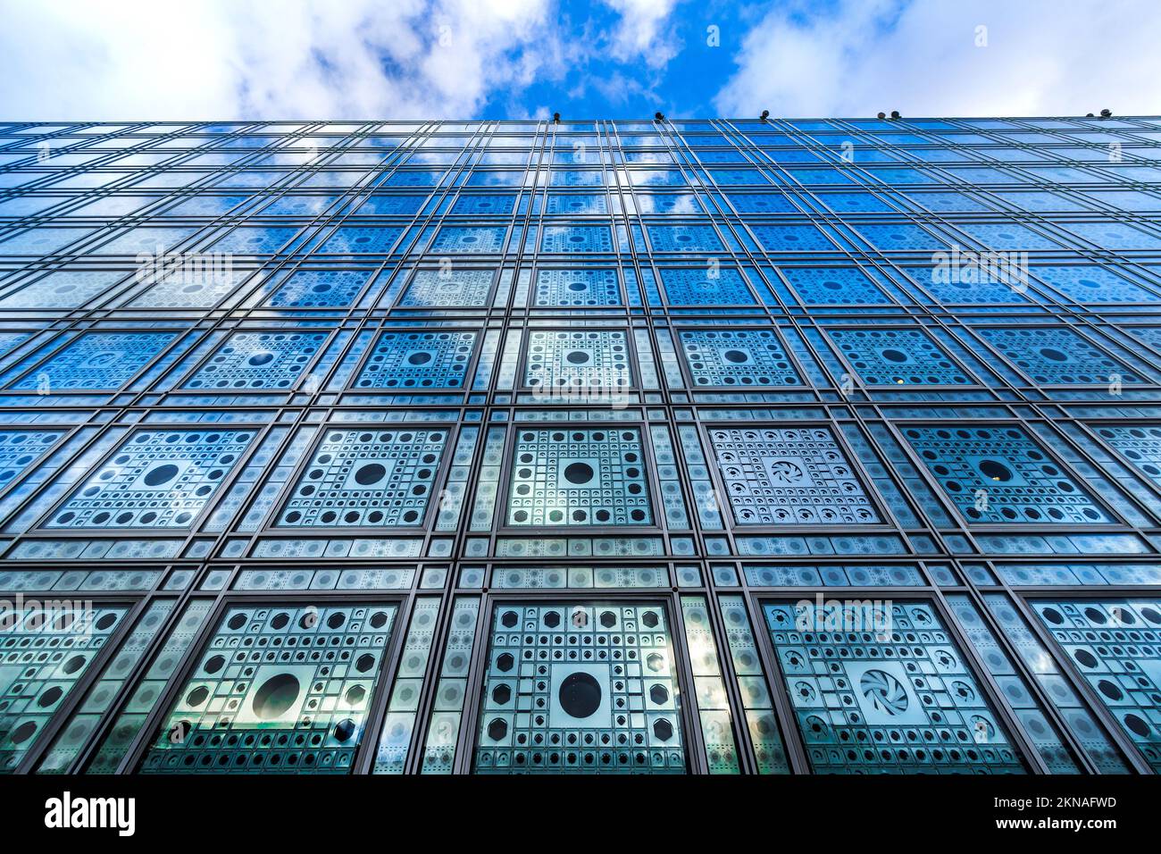 Esterno dell'Institut du Monde Arabe (Istituto del mondo arabo), Parigi, Francia. Foto Stock