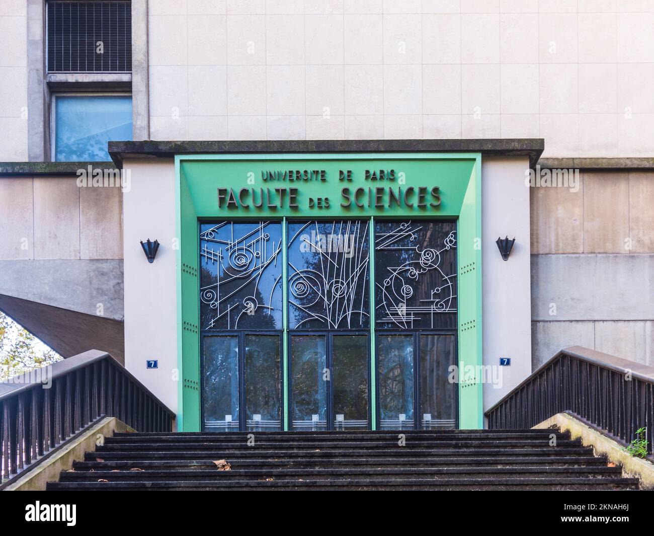 Porta decorativa alla Faculte des Sciences / Universite de Paris (ora riposizionata), Parigi, Francia. Foto Stock