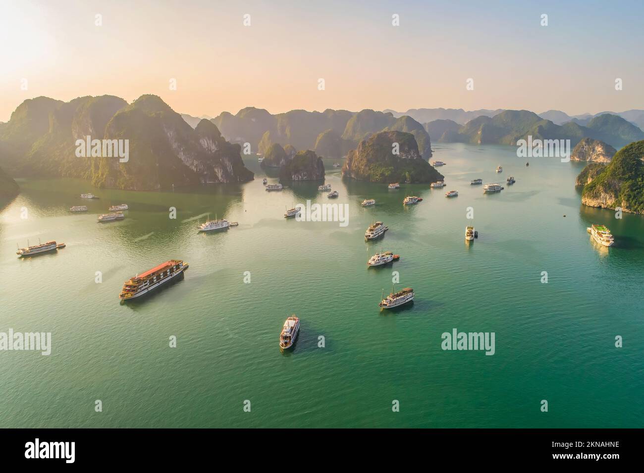 Vista aerea floating villaggio di pescatori e isola di roccia, Halong Bay, Vietnam, sud-est asiatico. UNESCO - Sito Patrimonio dell'umanità. Junk crociera in barca per la Baia di Ha Long Foto Stock