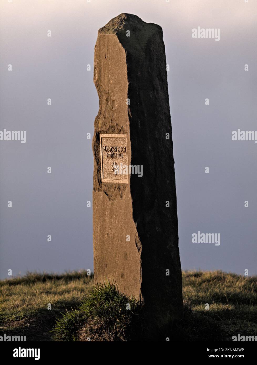 Marsden Trail pietra marker sulla cima del Colle Pule sul Marsden Moor Estatewith la valle sotto nella nebbia. Foto Stock