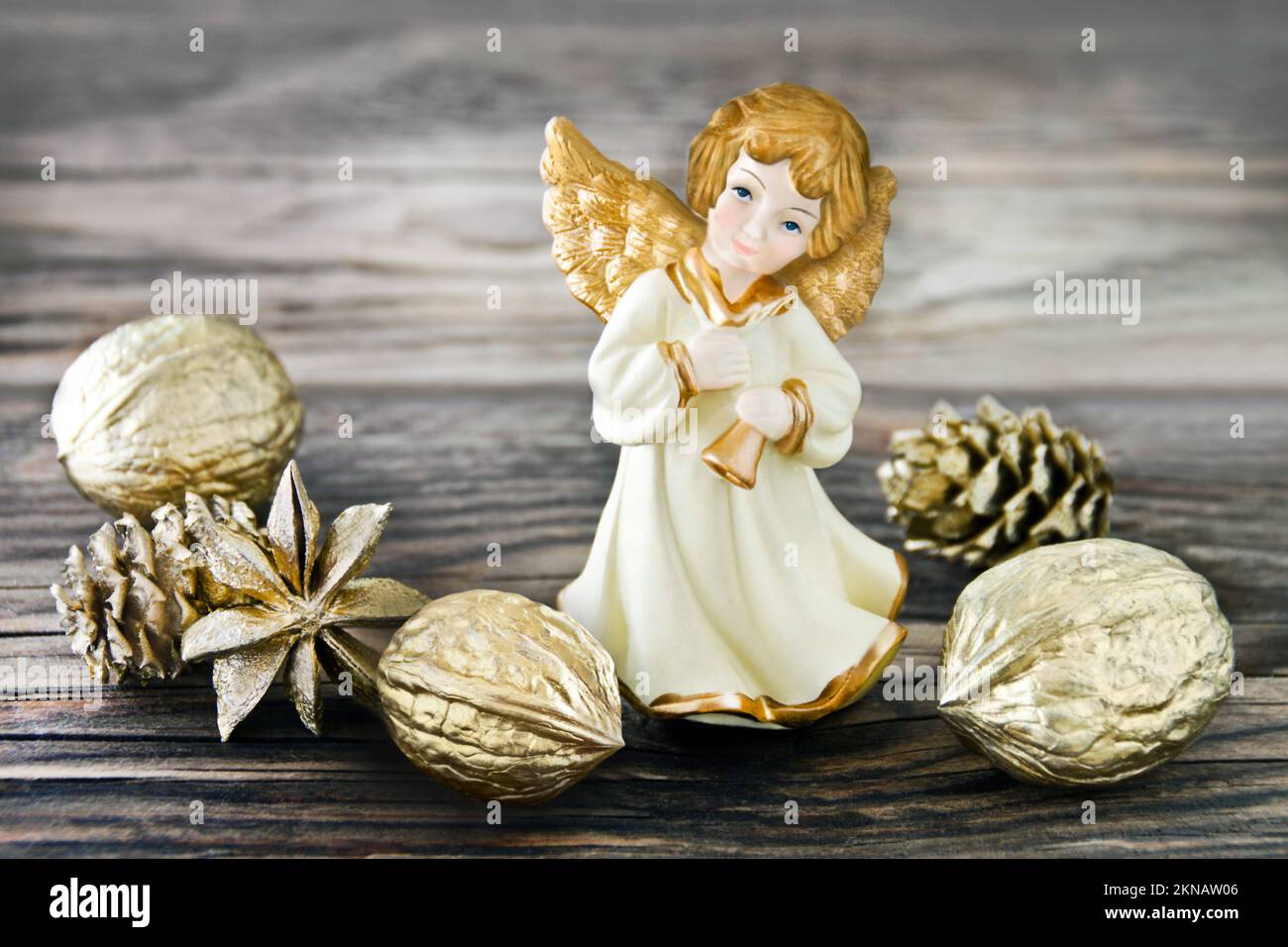 Angelo natalizio e decorazione dorata su sfondo in legno Foto Stock