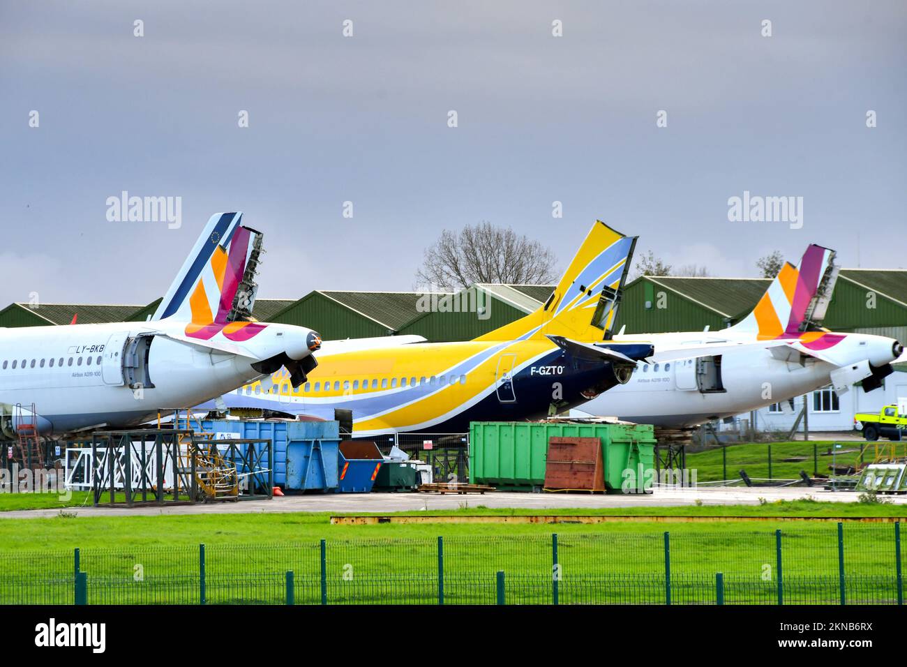 St Athan, Galles - Novembre 2022: Fila di jet Airbus in via di smantellamento presso la società di riciclaggio e-cube presso l'aeroporto di St Athan, nel Galles meridionale Foto Stock