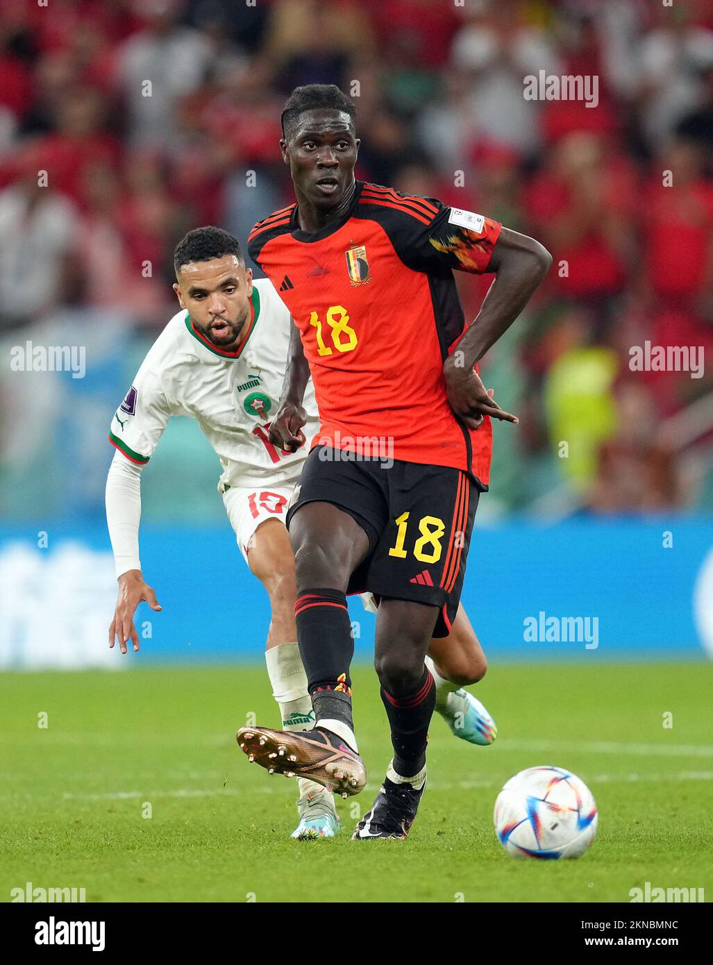 Amadou Onana in Belgio passa la palla durante la partita di Coppa del mondo FIFA Group F allo stadio al Thumama di Doha, Qatar. Data immagine: Domenica 27 novembre 2022. Foto Stock