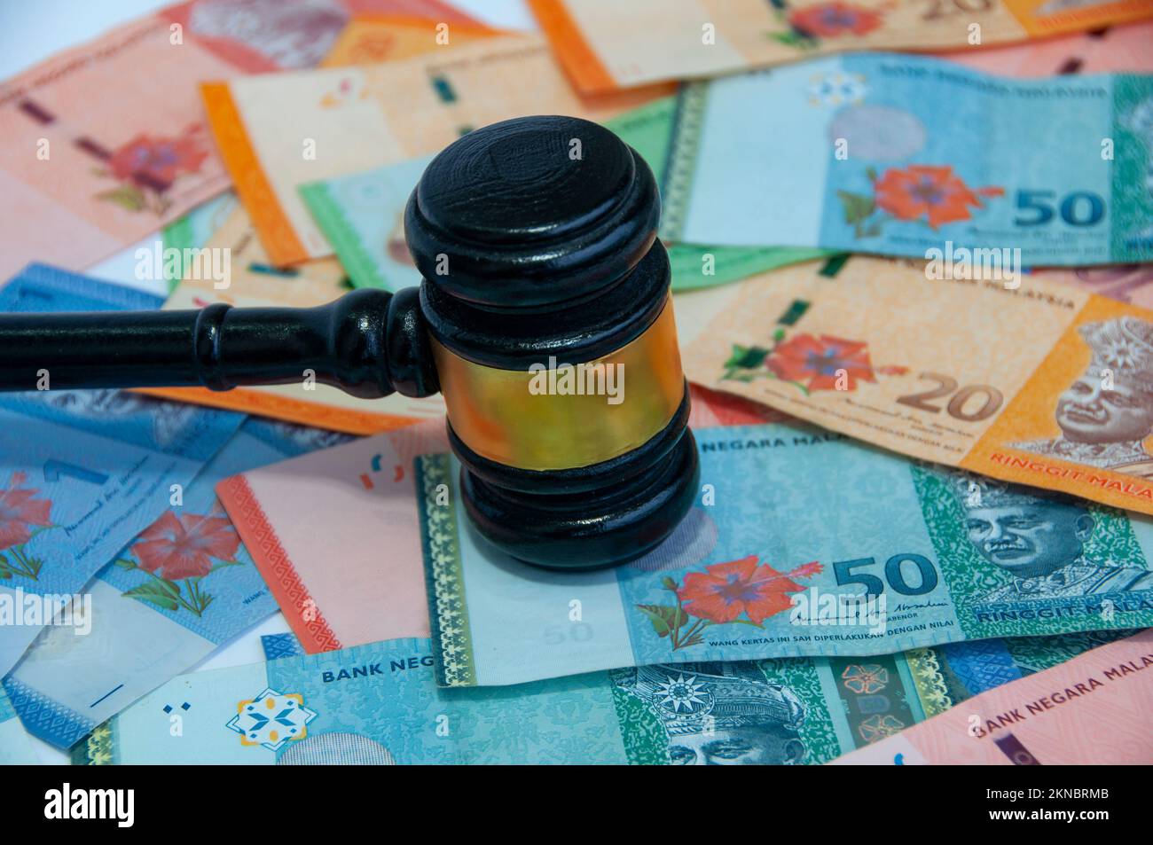 Vista laterale di varie valute della Malesia Ringgit con il gavel. Concetto di denaro. Foto Stock