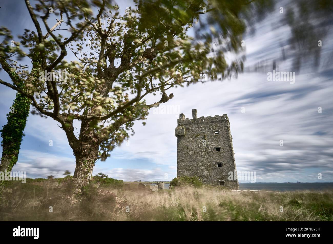 Rovina di una casa torre castello in un giorno tempestoso nella Repubblica d'Irlanda Foto Stock