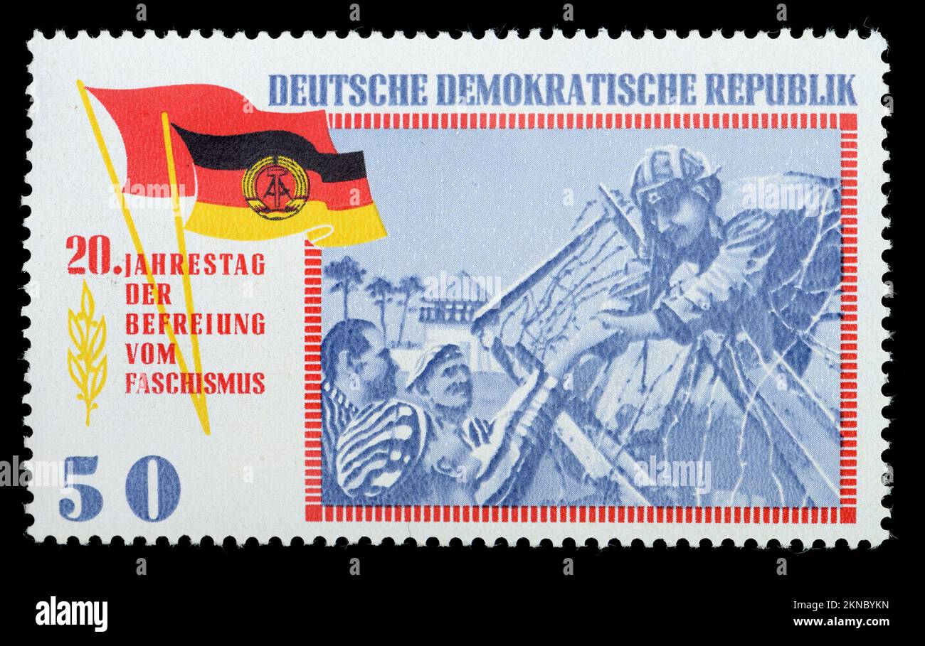 Francobollo tedesco orientale (DDR) (1965) : 20th° anniversario della 'libertà dal fascismo' dopo il WW2 - le truppe sovietiche liberano il campo di concentramento Inmate Foto Stock