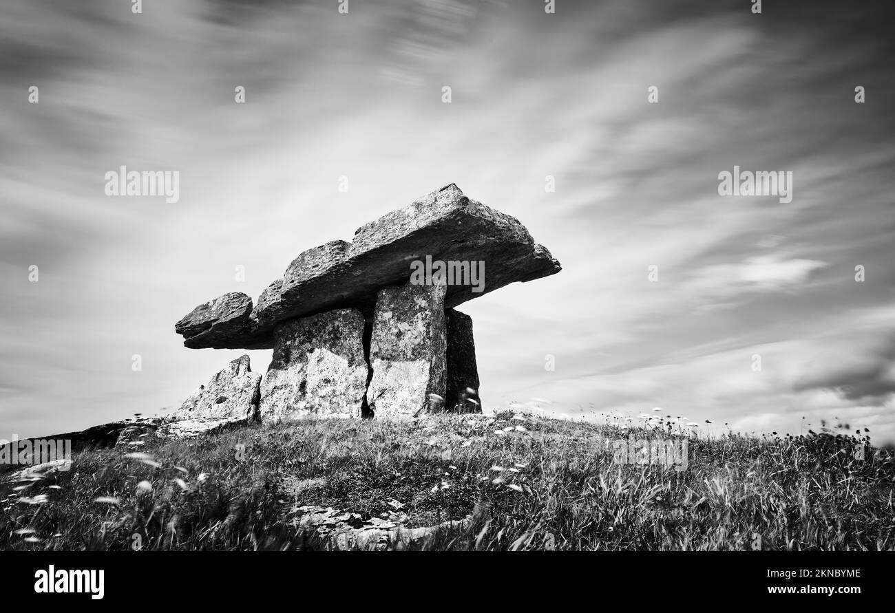 Tomba in pietra megalitica archeologica di Poulnabrone nella zona di Burren di Cunty Clare, nell'Irlanda nordoccidentale Foto Stock