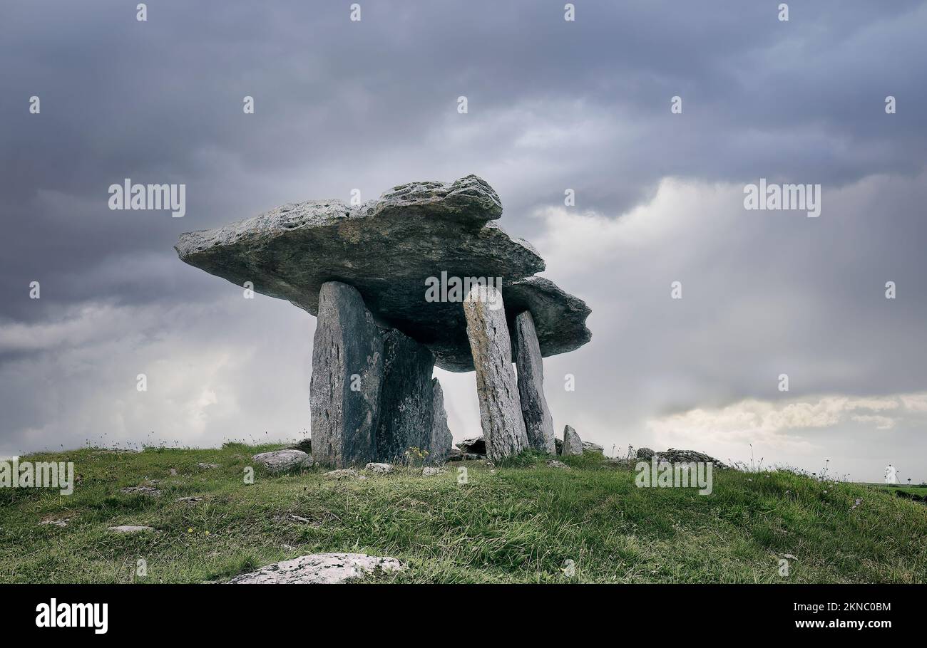 Tomba in pietra megalitica archeologica di Poulnabrone nella zona di Burren di Cunty Clare, nell'Irlanda nordoccidentale Foto Stock