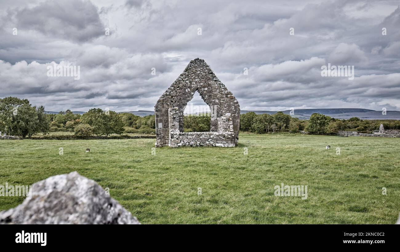 Antico monastero rovina e cimitero di Kilmacduagh in Gort, Contea di Galway, Repubblica d'Irlanda Irlanda Foto Stock