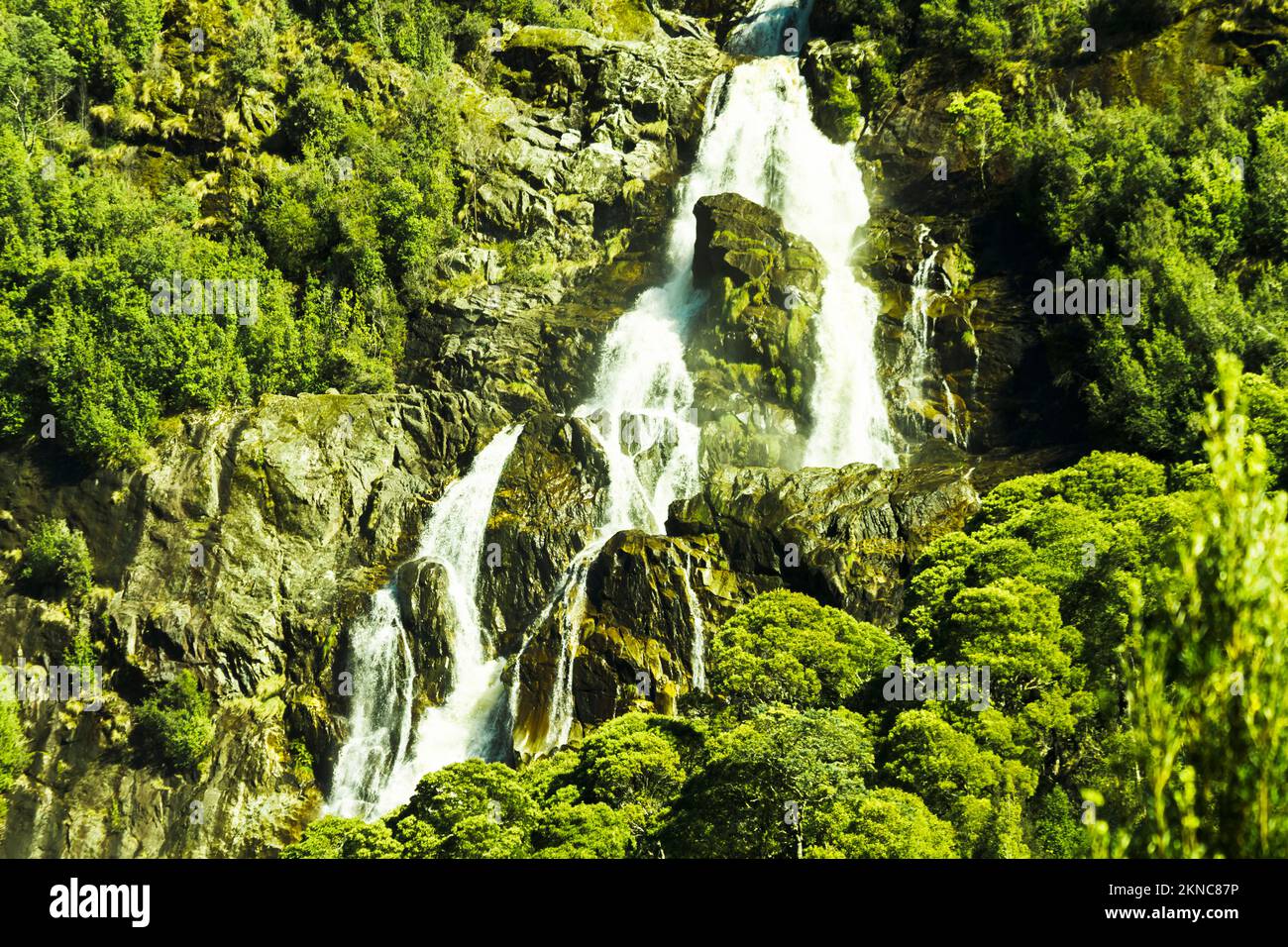 Armonia orizzontale su una campagna di cascate in una pittoresca riserva di stato. Cascate di St Columba, nella Tasmania del Nord Est, Australia Foto Stock