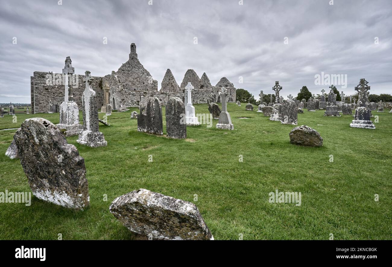 Clonmacnoise Abbey, cathedal e cimitero celtico e cristiano a Shannon River, County Offaly in Middle of Republik d'Irlanda Foto Stock