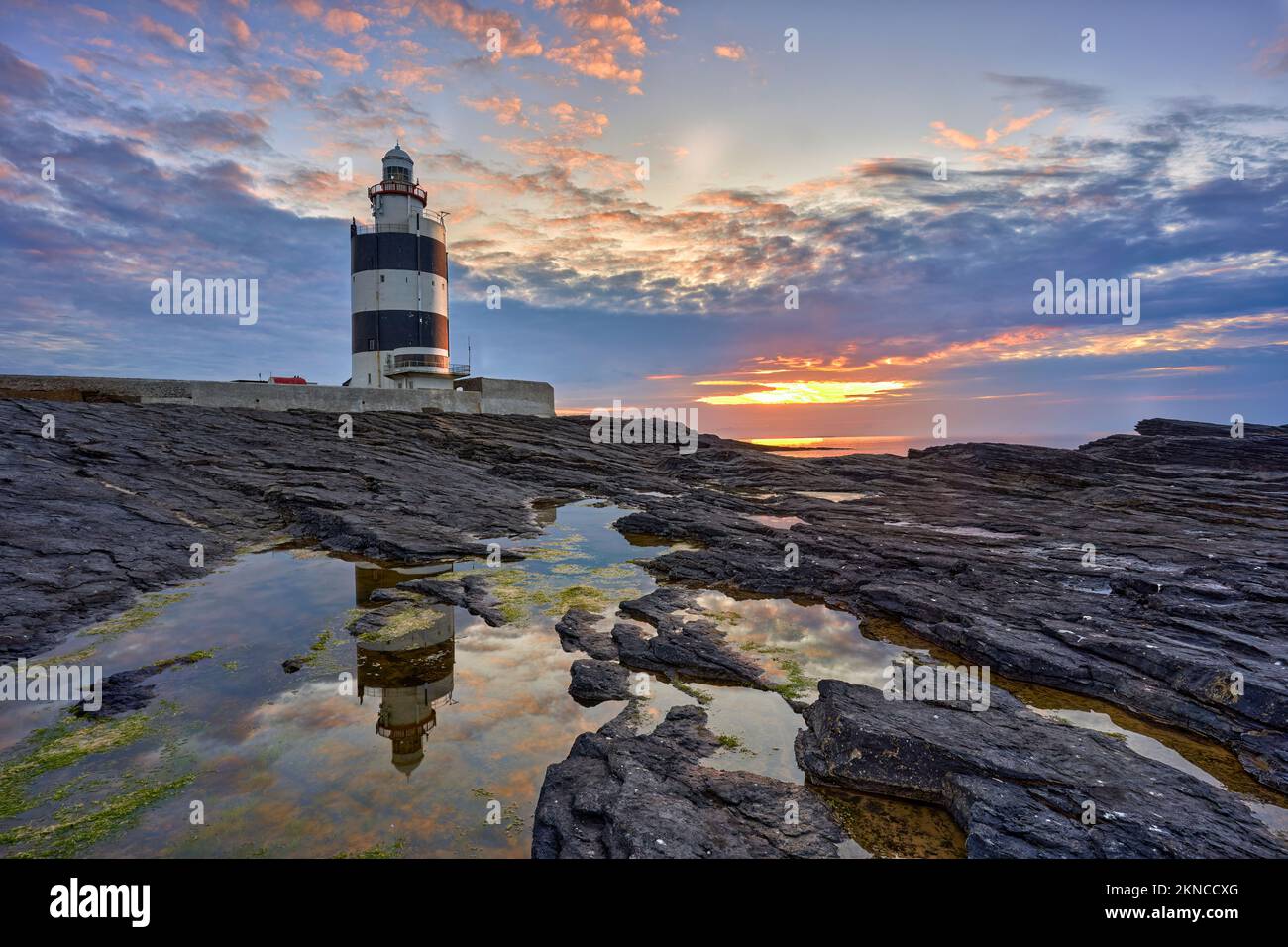 Il faro di Hook Head, situato nella parte meridionale dell'Irlanda, è il più antico faro dell'isola irlandese Foto Stock