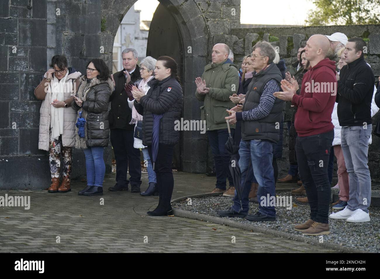 I pianori fuori di una celebrazione commemorativa per Vicky Phelan presso la Chiesa dell'Assunzione, Mooncoin, Co Kilkenny. Vicky Phelan, attivista per il cancro cervicale, è morto lunedì, 48 anni, otto anni dopo la diagnosi della malattia. Data immagine: Domenica 27 novembre 2022. Foto Stock