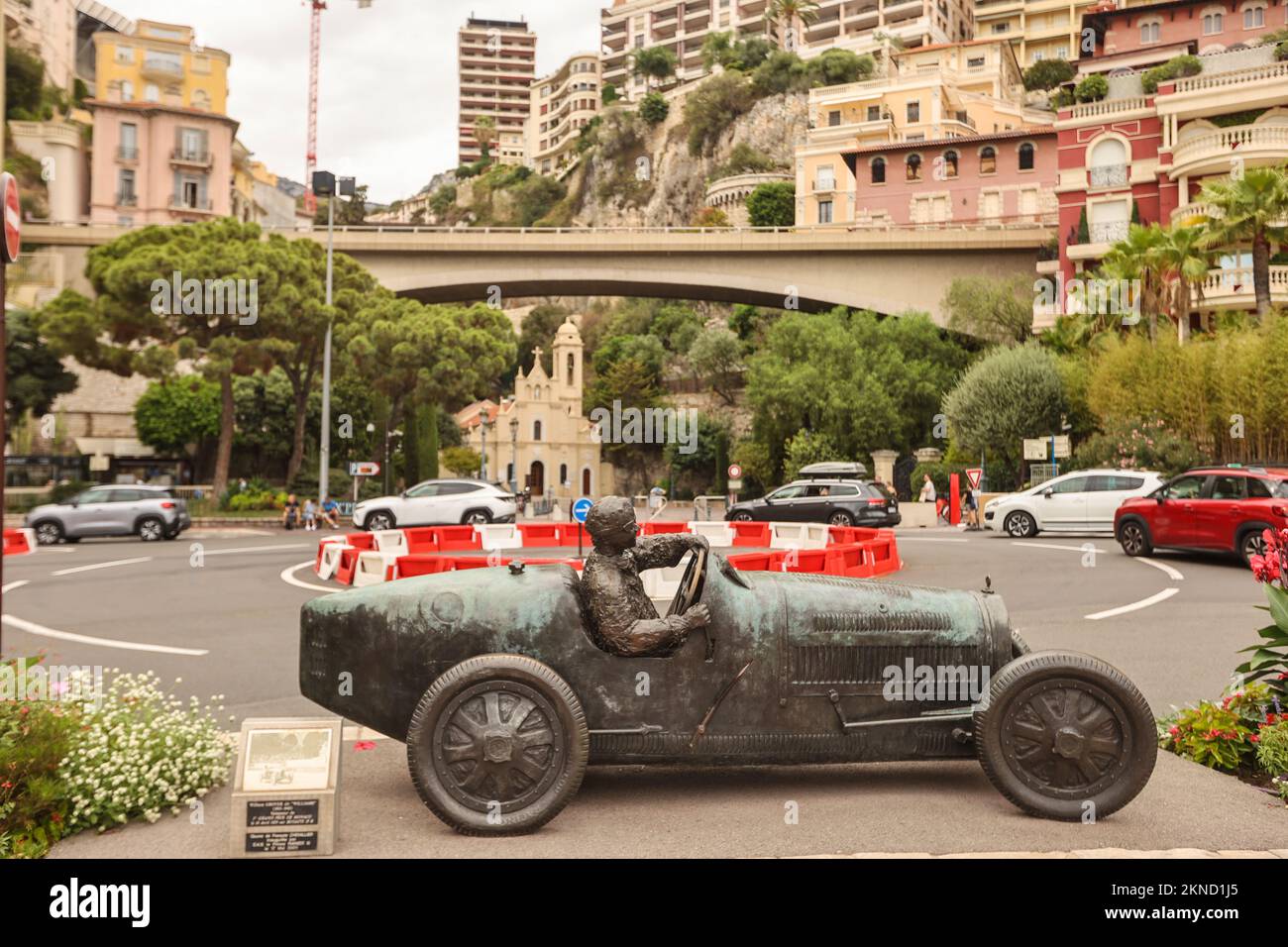 William Grover,Hommage à William Grover,statua,monumento,tributo,al, primo, vincitore, del, primo GRAN PREMIO, Nel suo, 1929, Bugatti, il primo vincitore del, Monaco Formula 1, Gran Premio, sul, circuito stradale, del, mitico,circuito,di,Monaco,prossimo,porto,Monte Carlo,Monaco,sud della Francia,Francia,Francia,Francia,Europa,europea,agosto,estate.Mediterraneo,costa,città,stato,paese,ricchi,milionari, Foto Stock