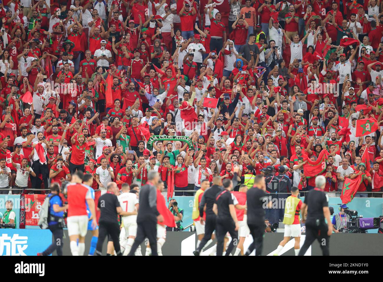 Doha, Qatar. 27th Nov 2022. La squadra marocchina festeggia con i tifosi durante la partita della Coppa del mondo FIFA Qatar 2022 Group F tra Belgio e Marocco al Thumama Stadium di Doha, Qatar, il 27 novembre 2022. Foto di Peter Dovgan. Solo per uso editoriale, licenza richiesta per uso commerciale. Non è utilizzabile nelle scommesse, nei giochi o nelle pubblicazioni di un singolo club/campionato/giocatore. Credit: UK Sports Pics Ltd/Alamy Live News Foto Stock