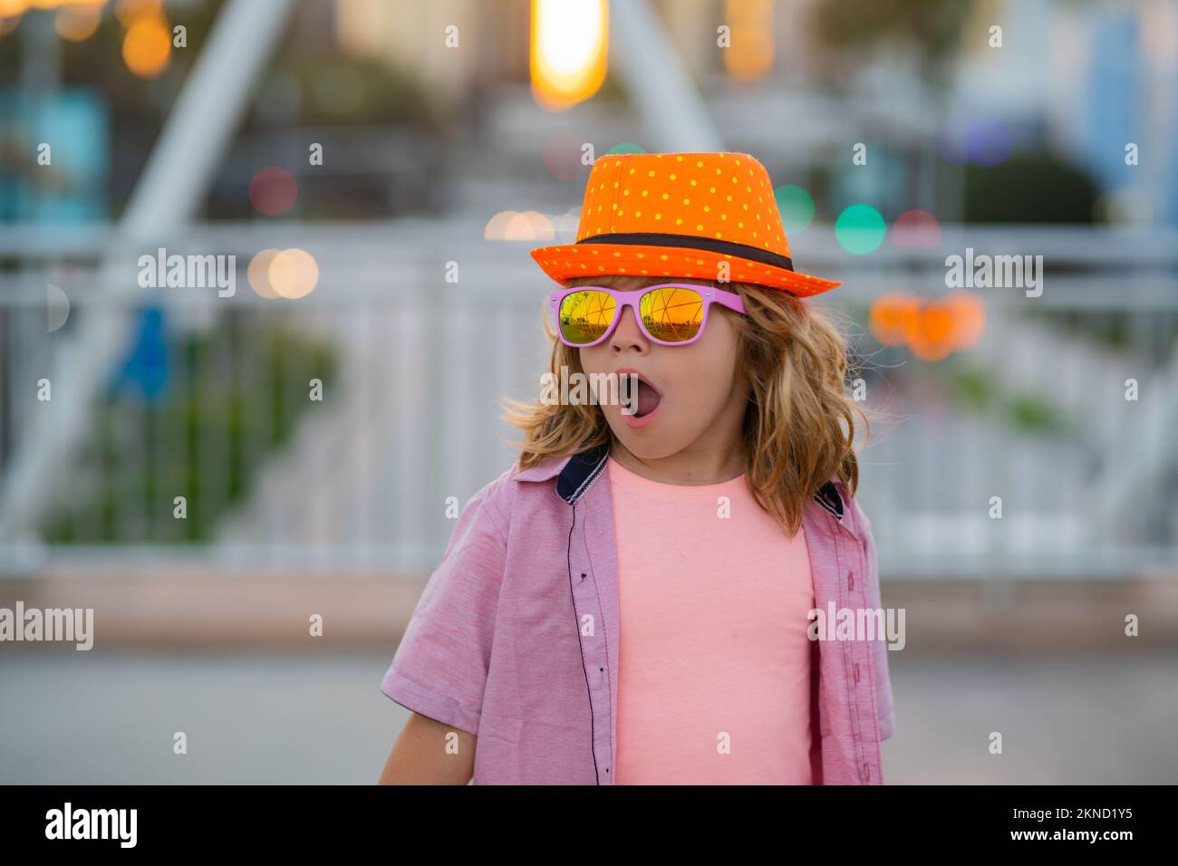 Viaggi e avventura. Felice bambino turista con borsa di viaggio in viaggio. Bambino con valigia che viaggia sulla strada cittadina all'aperto. Foto Stock