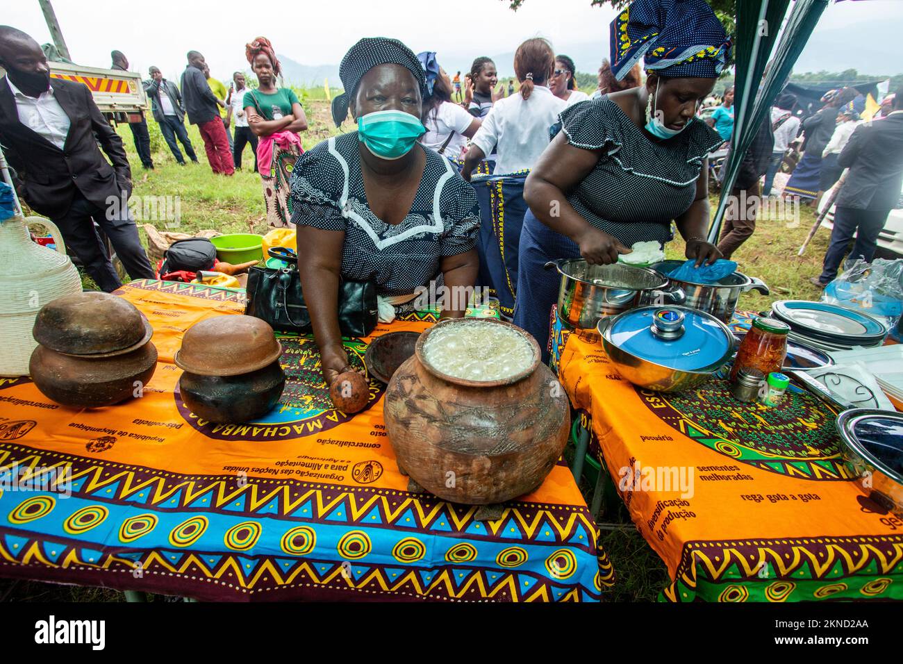 Donne che vendono tradizionale birra africana miglio noto come umqombothi, pombe, chibuku in una nave Clay chiamato Ukhamba con una tazza di calabasch in cima Foto Stock