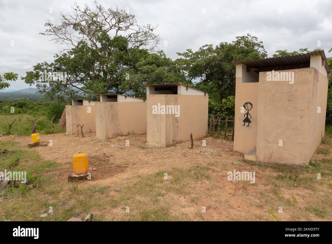 Latrine per gli studenti delle scuole elementari, con secchi d'acqua all'esterno Foto Stock