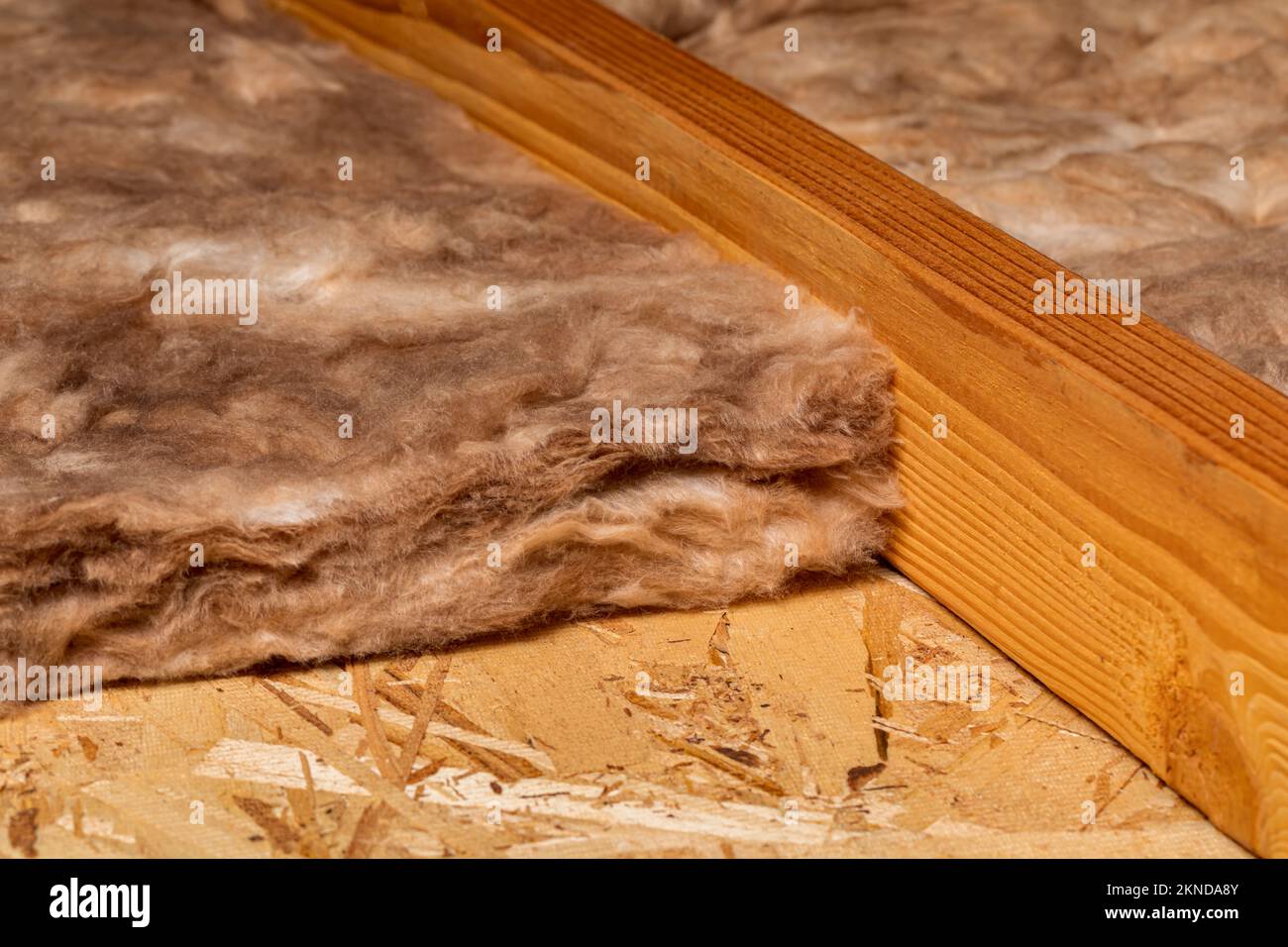 Isolamento in fibra di vetro in soffitta di casa. Risparmio energetico domestico, costi di riscaldamento e raffreddamento e concetto di costruzione. Foto Stock