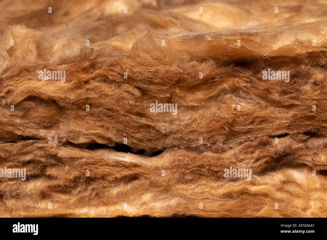 Primo piano isolato di isolamento in fibra di vetro. Risparmio energetico domestico, costi di riscaldamento e raffreddamento e concetto di costruzione. Foto Stock
