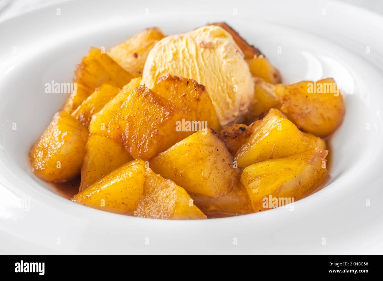 Fette di ananas caramellato arrosto con gelato Foto Stock