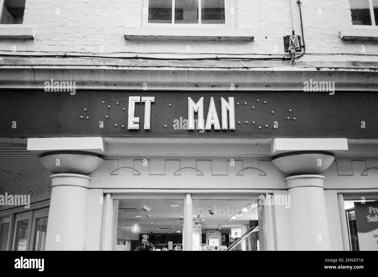 Pret a Manger segno con lettere rimosse Winchester, Hampshire, Inghilterra, Regno Unito. Foto Stock