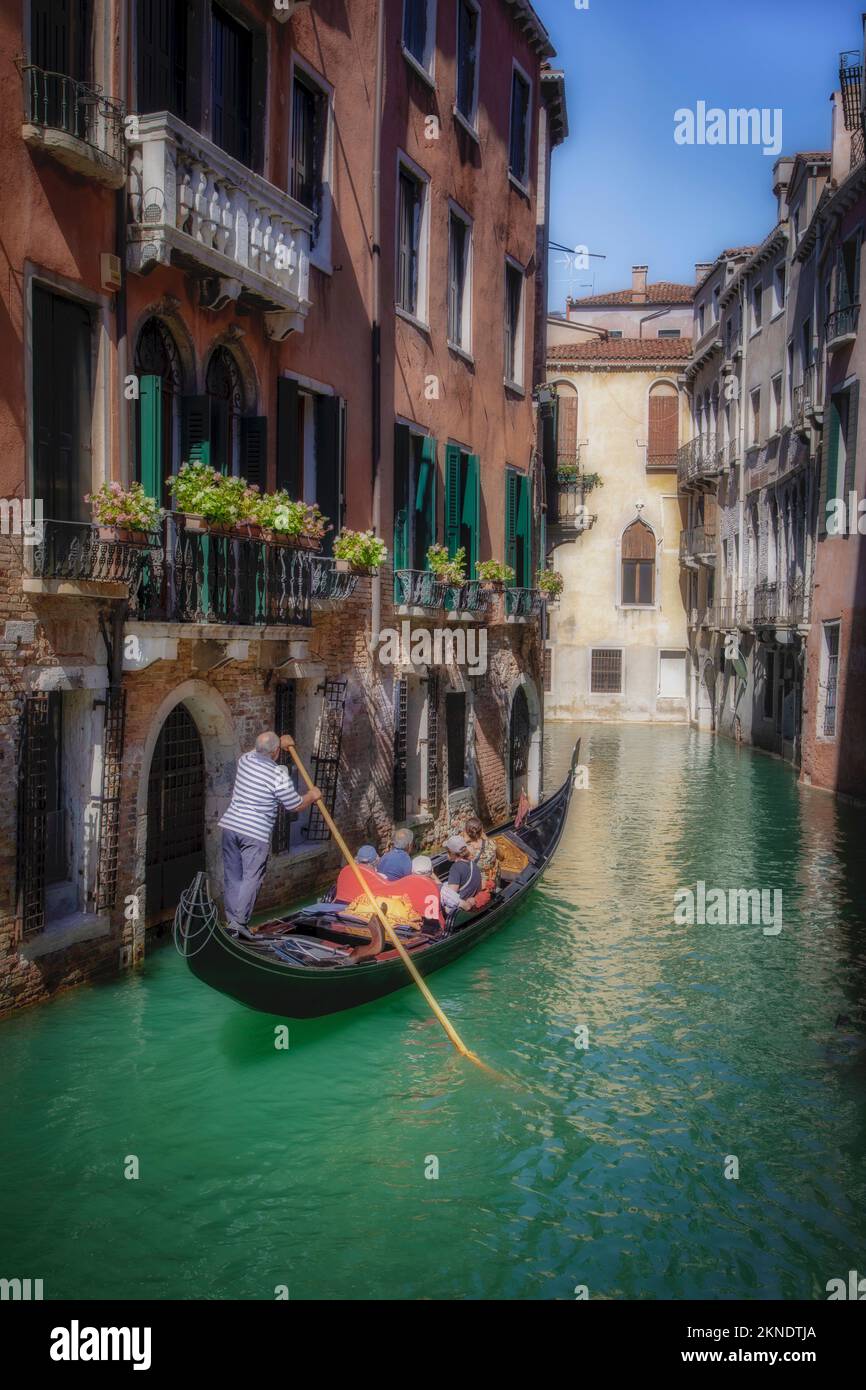 I turisti compiono un articolo della lista del secchio lungo uno di molti piccoli canali laterali nella Venezia storica, Italia. Foto Stock