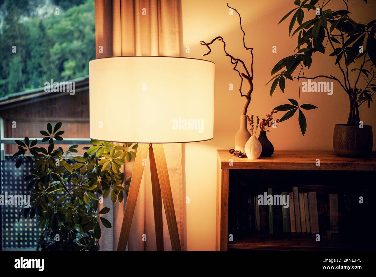 Lampada che illumina un soggiorno con luce calda Foto Stock
