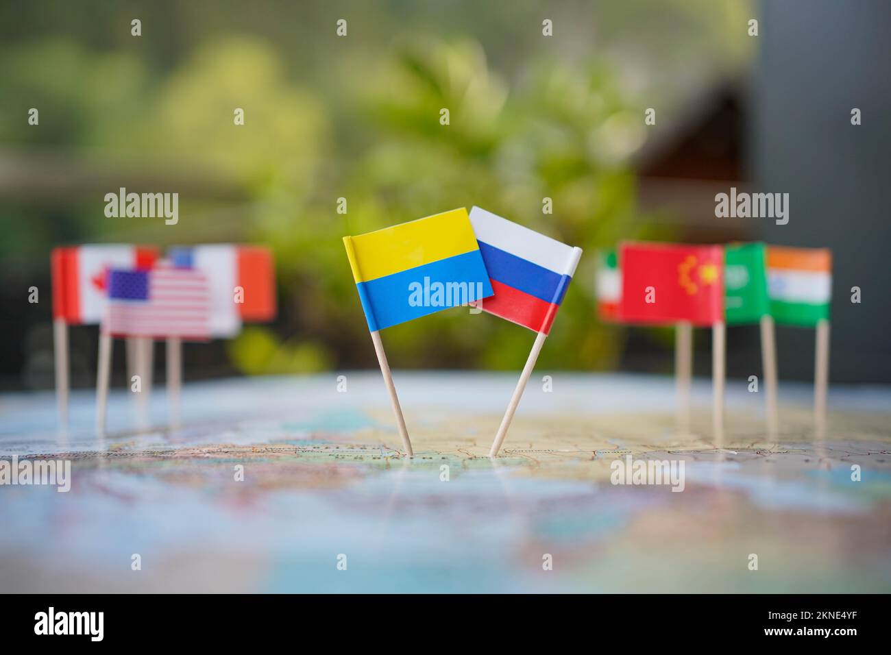 Bandiere di Ucraina e Russia insieme come simbolo di diplomazia, cooperazione e pace. Foto Stock