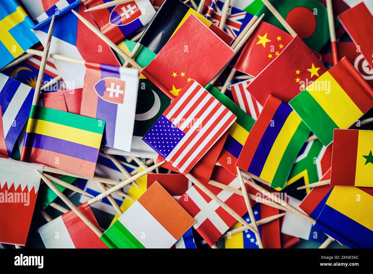 Primo piano delle bandiere colorate di carta delle nazioni del mondo. Foto Stock