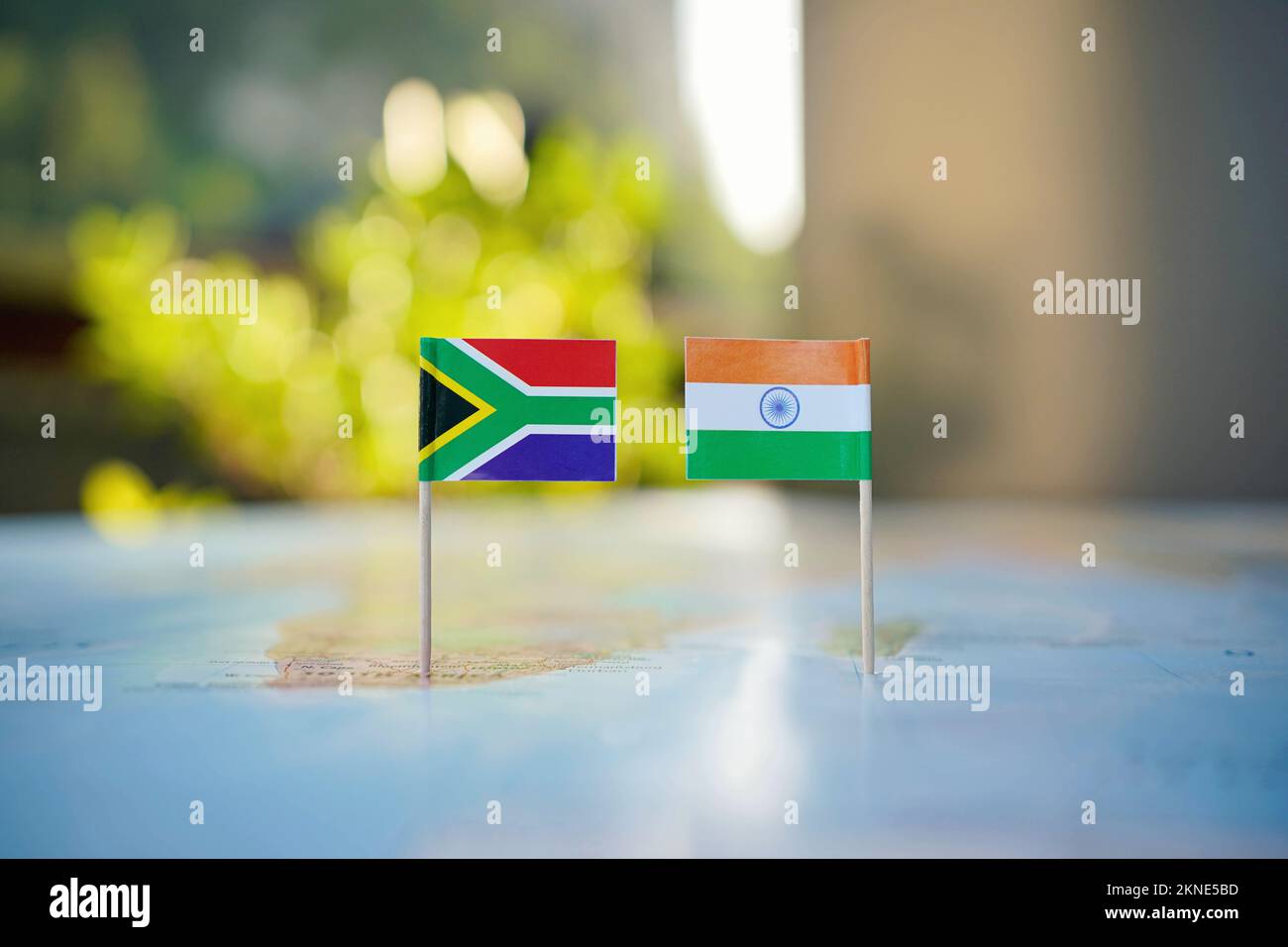 Piccole bandiere del Sudafrica e dell'India su una mappa mondiale che rappresenta le relazioni bilaterali e il commercio. Foto Stock