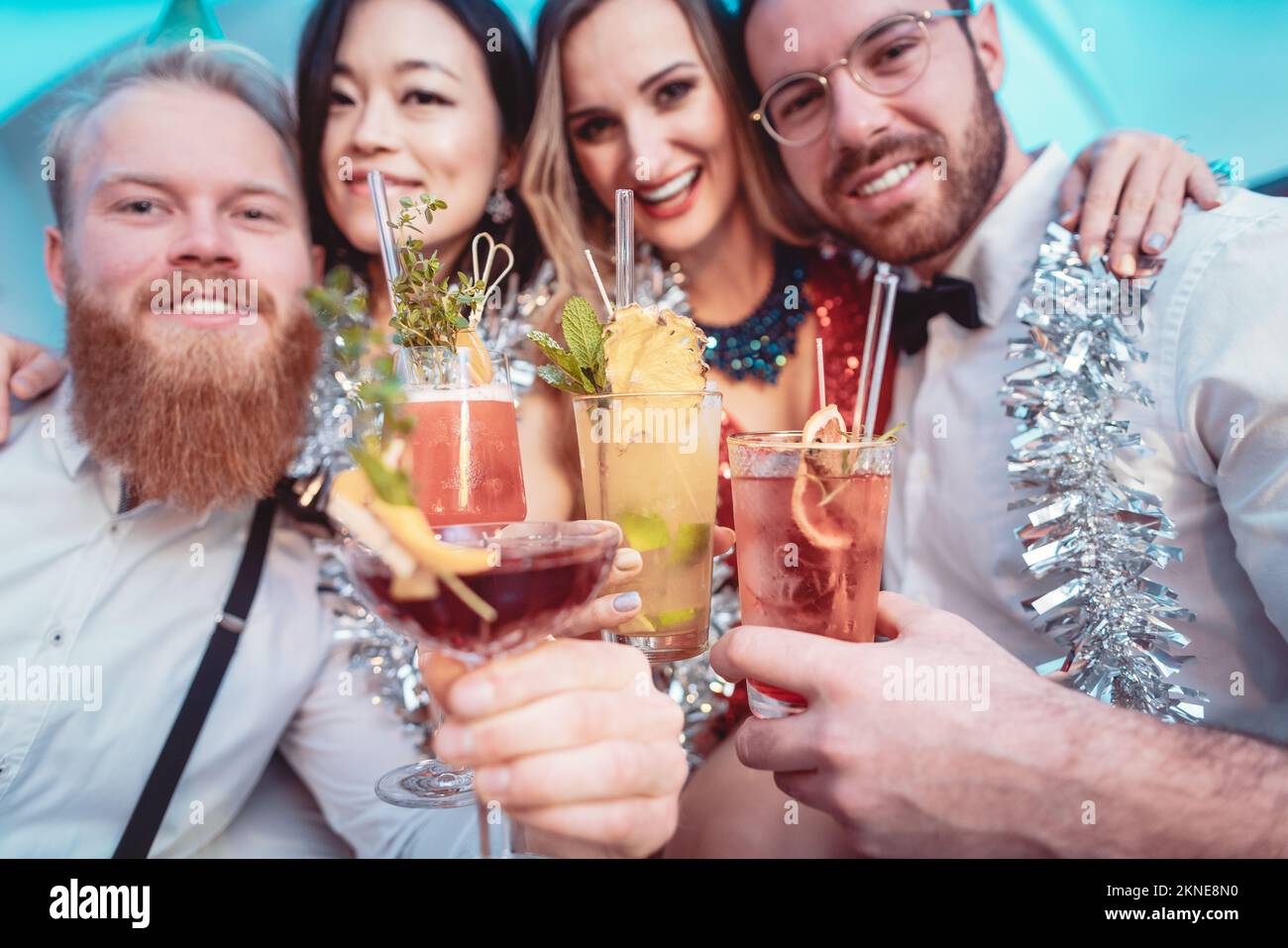 Ritratto di diversi amici che tengono cocktail in mano Foto Stock