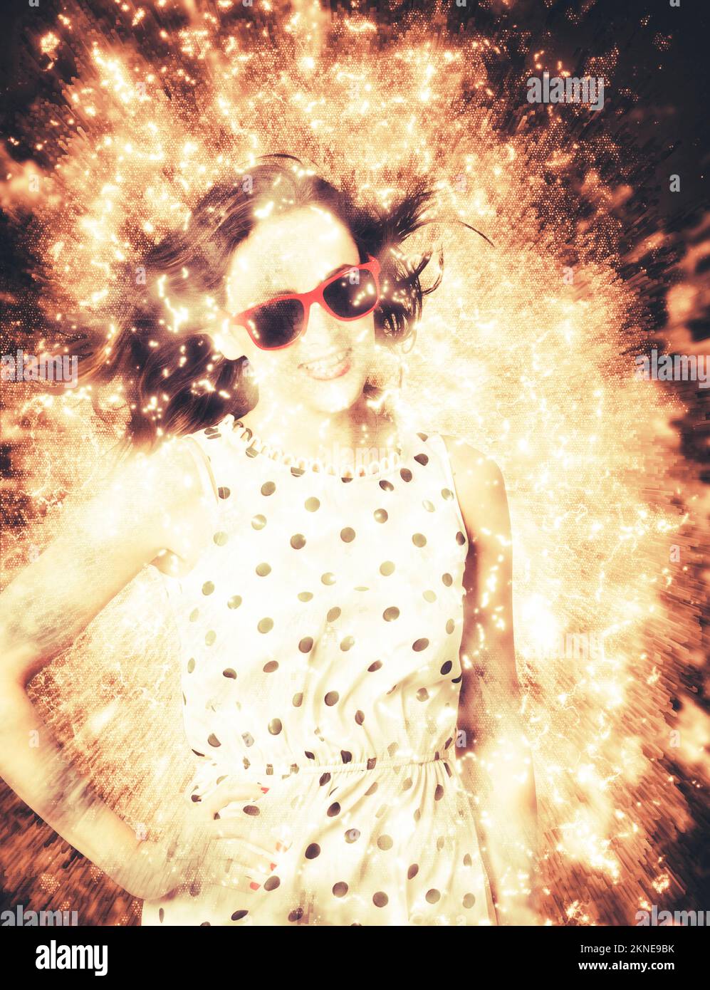Grafica digitale creativa di una pinup donna in una brillante ed elettrica esplosione di luce colorata. bombardiere pinup anni '60 Foto Stock