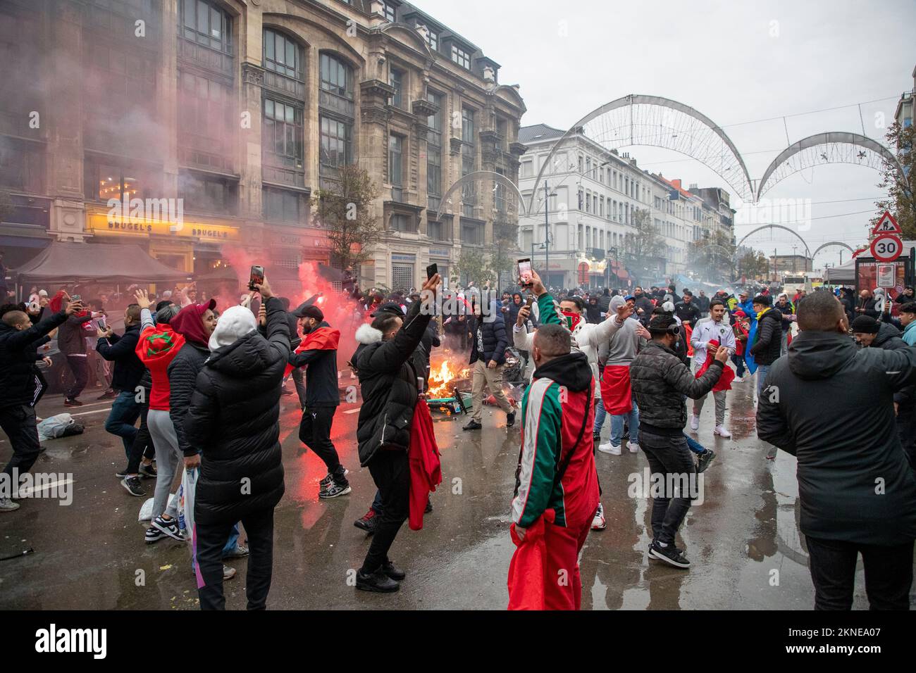 L'immagine mostra i tifosi marocchini celebrare la vittoria nel centro di Bruxelles, durante una partita di calcio tra la nazionale belga dei Diavoli rossi e il Marocco, nel Gruppo F della Coppa del mondo FIFA 2022, domenica 27 novembre 2022. FOTO DI BELGA NICOLAS MAETERLINCK Foto Stock