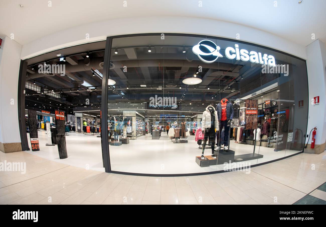 Cuneo, Italia - 18 novembre 2022: grande Cisalfa Store nel centro commerciale italiano Grande Cuneo, Cisalfa sport è un'importante catena italiana di abbigliamento A. Foto Stock