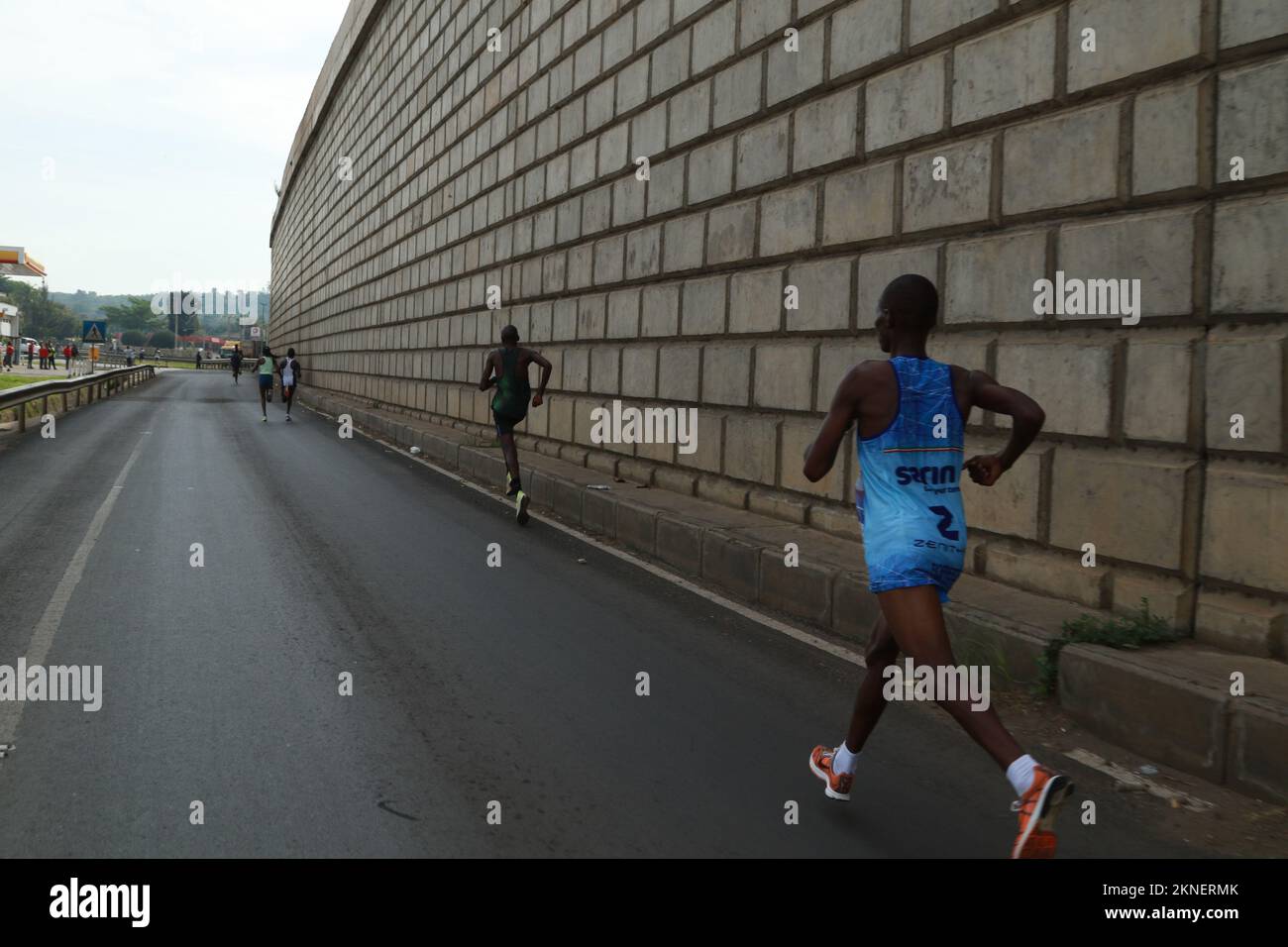 Nakuru, Kenya. 27th Nov 2022. Gli atleti si sfidano durante la maratona della città di Nakuru di Stanbic. Questa è stata la seconda maratona annuale sponsorizzata dalla Stanbic Bank e dal governo della contea di Nakuru, composta da 21km, 15km e 5km gare. Credit: SOPA Images Limited/Alamy Live News Foto Stock