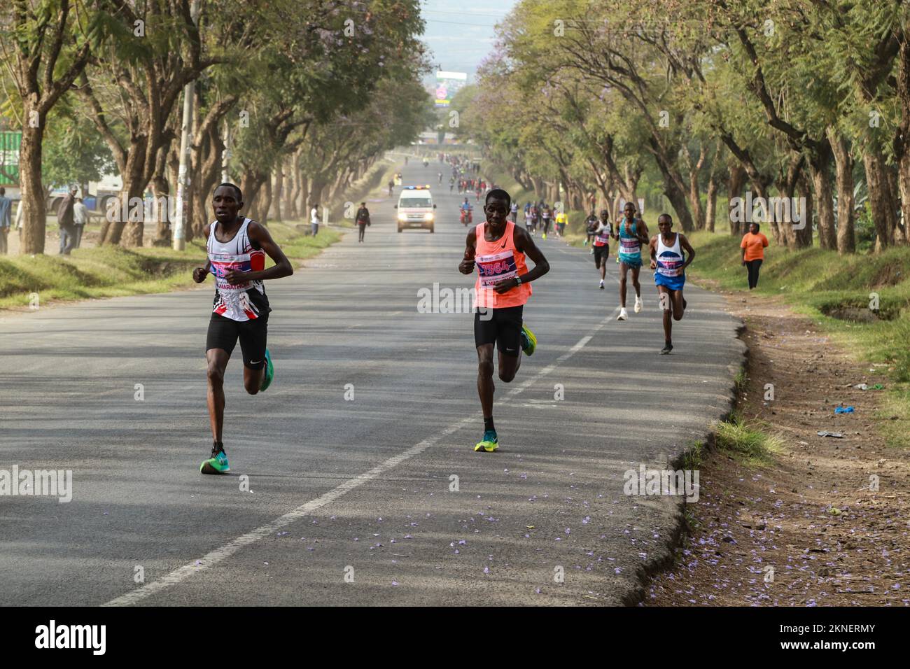 Nakuru, Kenya. 27th Nov 2022. Gli atleti si sfidano durante la maratona della città di Nakuru di Stanbic. Questa è stata la seconda maratona annuale sponsorizzata dalla Stanbic Bank e dal governo della contea di Nakuru, composta da 21km, 15km e 5km gare. Credit: SOPA Images Limited/Alamy Live News Foto Stock