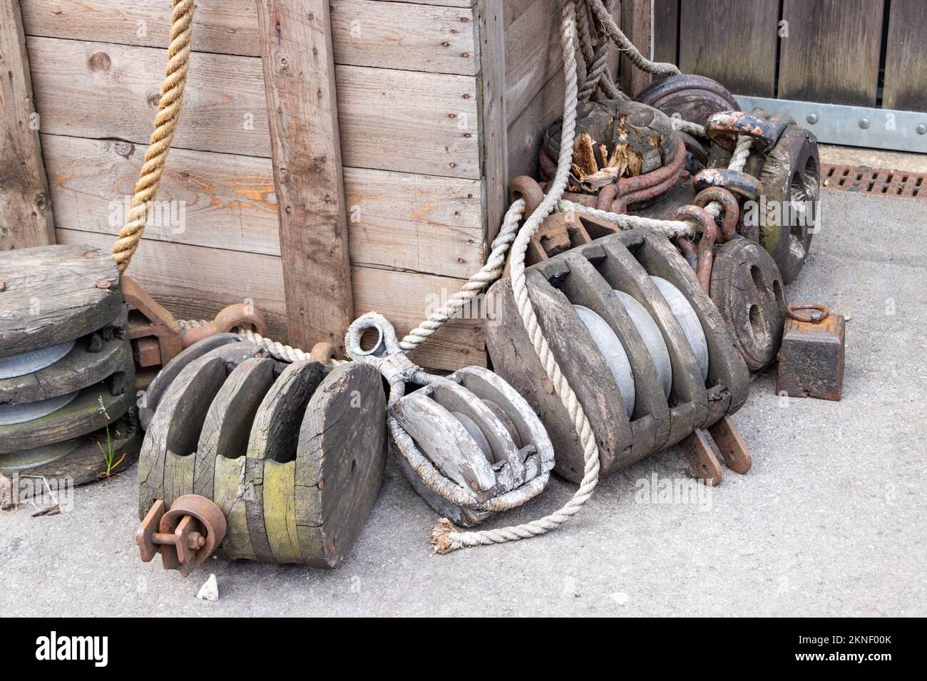 pullies vintage blocco e l'attrezzatura e corda sul molo bristol uk Foto Stock