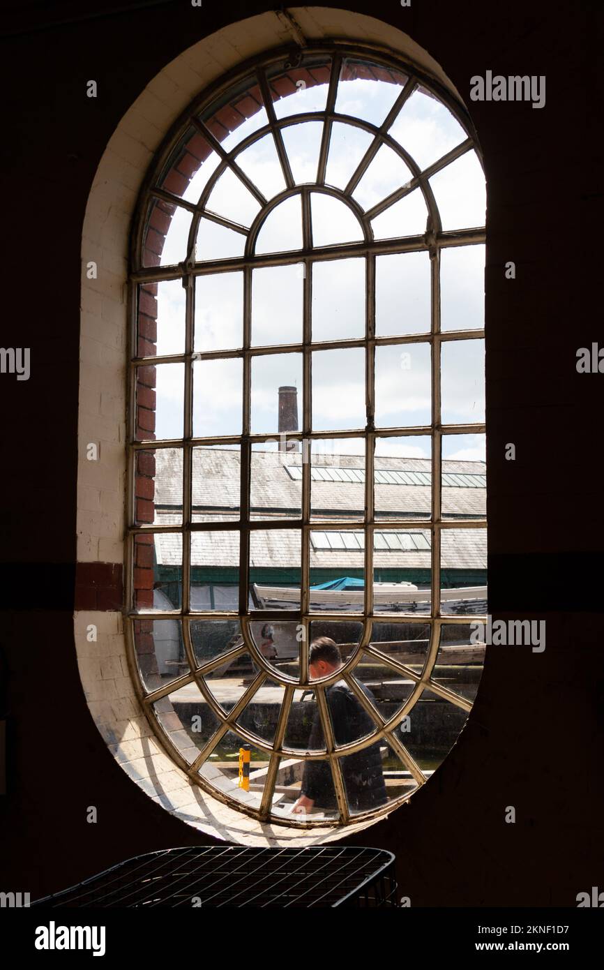 finestra vittoriana ovale che guarda fuori ai moli di bristol uk Foto Stock