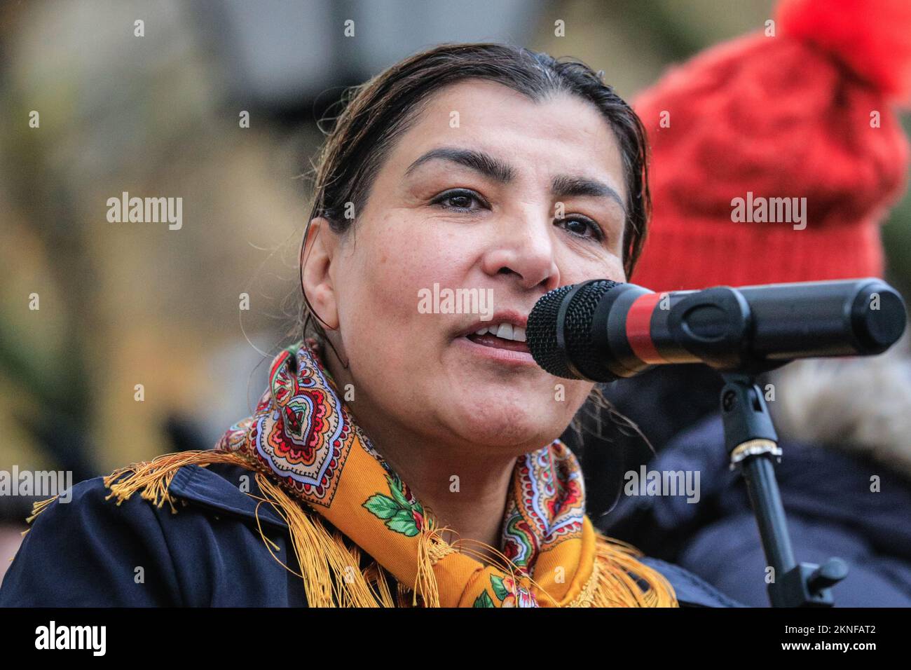 Londra, Regno Unito. 27th Nov 2022. Horia Mosadiq, attivista afghano per i diritti umani, parla. MosLa marcia per la libertà per le donne e le ragazze afghane libertà e l'istruzione, organizzata da Stand4NRF e marzo per le donne fa il suo senso da Marble attraverso Westminster a Downing Street, dove parecchi oratori prendono il palco per parlare per i diritti e le libertà delle donne afghane. Credit: Imageplotter/Alamy Live News Foto Stock