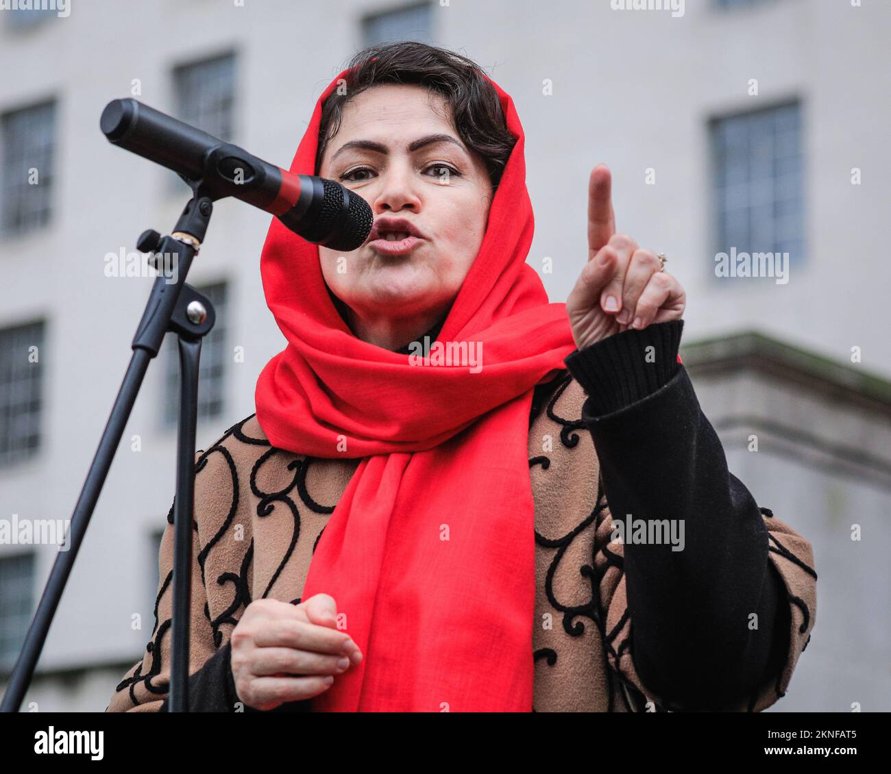 Londra, Regno Unito. 27th Nov 2022. Parla Fawzia Koofi, politico e attivista afghano. La marcia per la libertà per le donne e le ragazze afghane libertà e l'istruzione, organizzata da Stand4NRF e marzo per le donne fa il suo senso da Marble attraverso Westminster a Downing Street, dove parecchi oratori prendono il palco per parlare per i diritti e le libertà delle donne afghane. Credit: Imageplotter/Alamy Live News Foto Stock