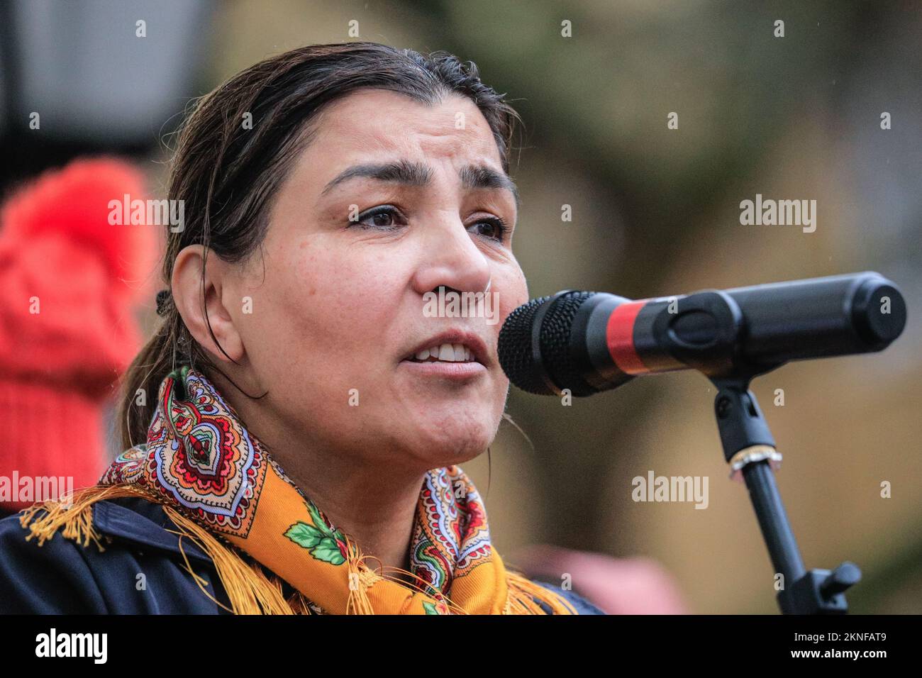 Londra, Regno Unito. 27th Nov 2022. Horia Mosadiq, attivista afghano per i diritti umani, parla. MosLa marcia per la libertà per le donne e le ragazze afghane libertà e l'istruzione, organizzata da Stand4NRF e marzo per le donne fa il suo senso da Marble attraverso Westminster a Downing Street, dove parecchi oratori prendono il palco per parlare per i diritti e le libertà delle donne afghane. Credit: Imageplotter/Alamy Live News Foto Stock