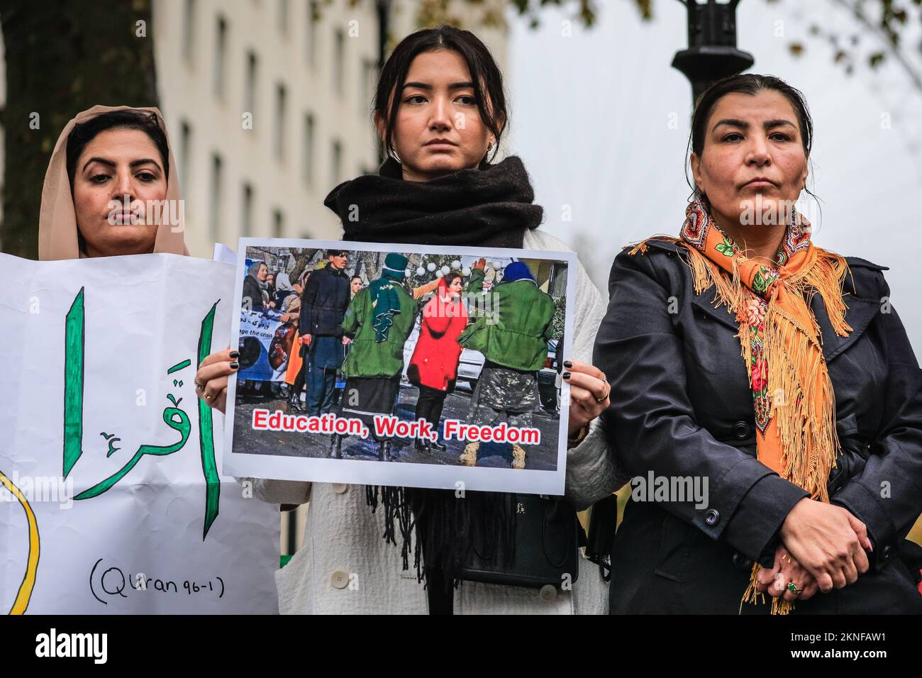 Londra, Regno Unito. 27th Nov 2022. Manifestanti, tra cui Horia Mosadiq (destra), attivista afghano per i diritti umani, alla marcia. La marcia per la libertà per le donne e le ragazze afghane libertà e l'istruzione, organizzata da Stand4NRF e marzo per le donne fa il suo senso da Marble attraverso Westminster a Downing Street, dove parecchi oratori prendono il palco per parlare per i diritti e le libertà delle donne afghane. Credit: Imageplotter/Alamy Live News Foto Stock