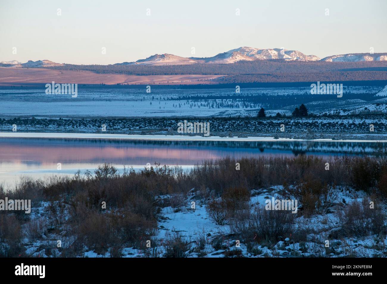 Il lago mono è bellissimo in inverno e riflette le cime montuose come i crateri Inyo-Mono, nella Sierra orientale della California. Foto Stock