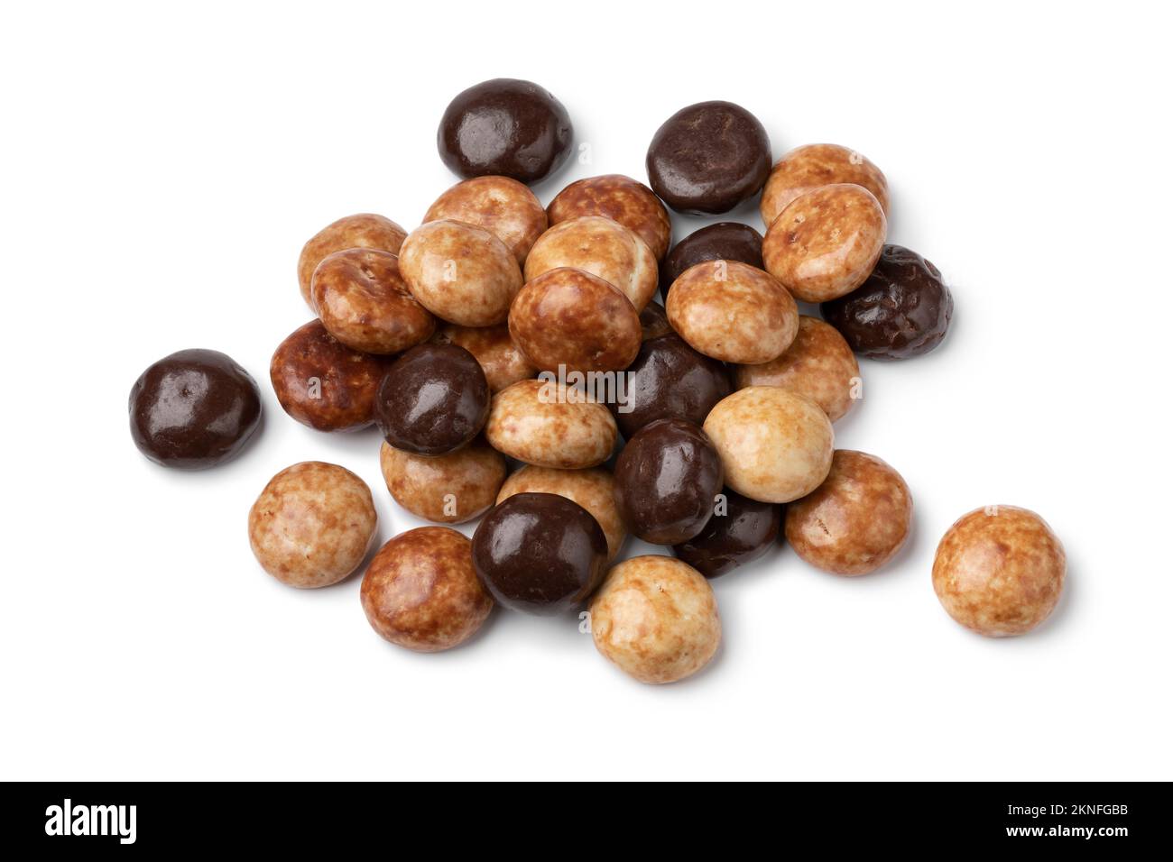 Mucchio di tradizionali kruidnoten olandesi, biscotti di pan di zenzero, ricoperti di cioccolato e glassa di caffè primo piano su sfondo bianco Foto Stock