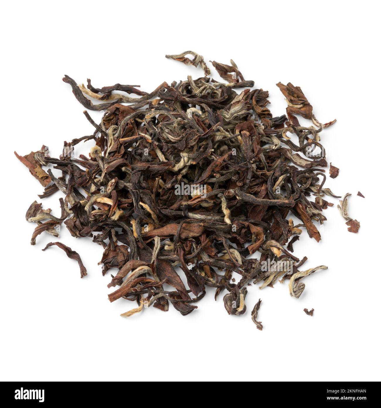 Mucchio di tè Phuguri Darjeeling foglie secche primo piano isolato su sfondo bianco Foto Stock
